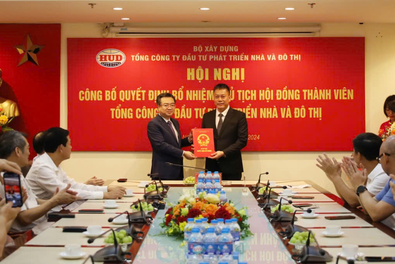 Minister of Construction Nguyen Thanh Nghi hands over the appointment decision to Dau Minh Thanh, November 15, 2024. Photo courtesy of the construction ministry.