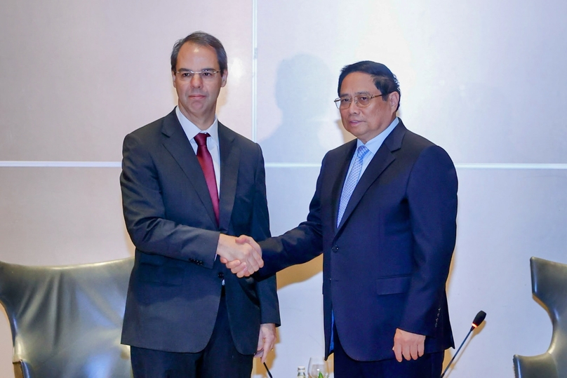 Prime Minister Pham Minh Chinh (right) at a meeting with Jose Serrador, Embraer Global's vice president. in Rio de Janeiro, Brazil, November 17, 2024. Photo courtesy of the government's news portal.