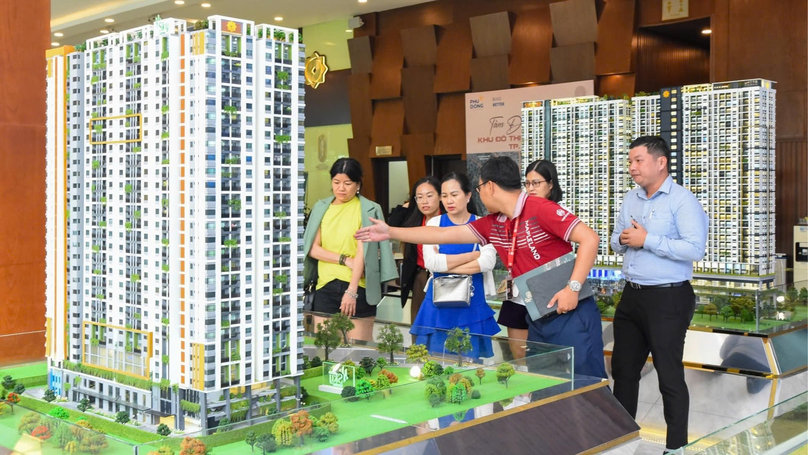 A property salesman introduces a project to prospective customers. Photo by The Investor/Vu Pham.