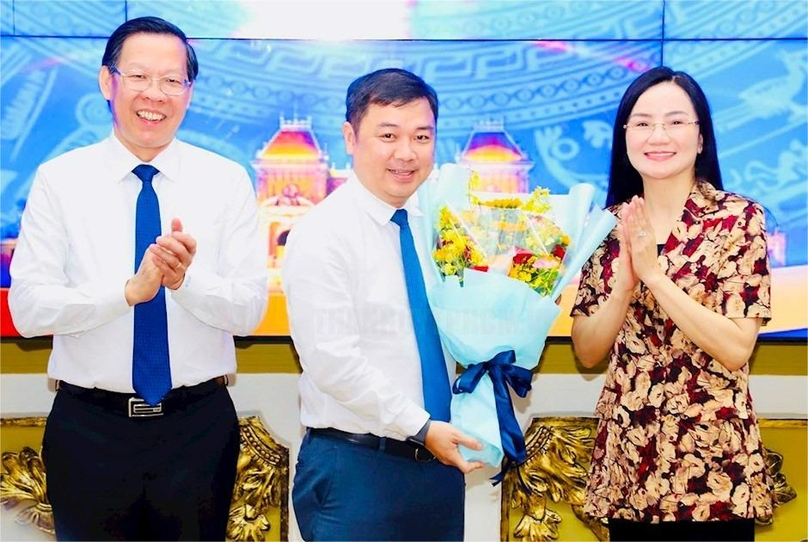 Truong Tuan Anh (middle), newly-appointed general director of Ho Chi Minh City Finance and Investment Stated-owned Company (HFIC). Photo courtesy of the city People's Committee.