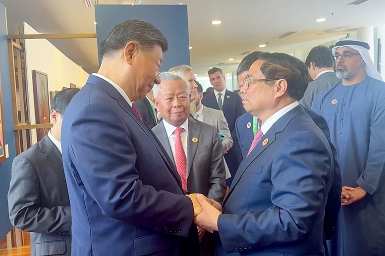 Vietnamese Prime Minister Pham Minh Chinh (right) meets with China's Party General Secretary and President Xi Jinping on the sidelines of the G20 Summit in Rio de Janeiro, Brazil, November 18, 2024. Photo courtesy of the government’s news portal.