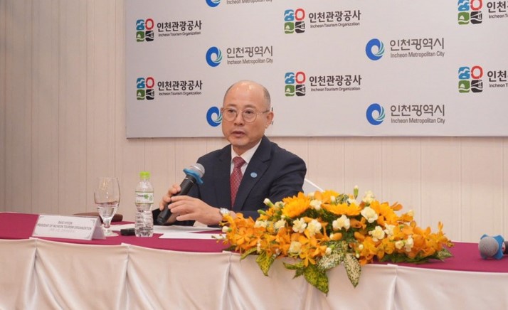 Baig Hyeon, director of the Incheon Tourism Promotion Agency, presents the tourism attractions and policies of the South Korean city at a press conference in Ho Chi Minh City, November 14, 2024. Photo courtesy of Phu Nu (Women) newspaper. 