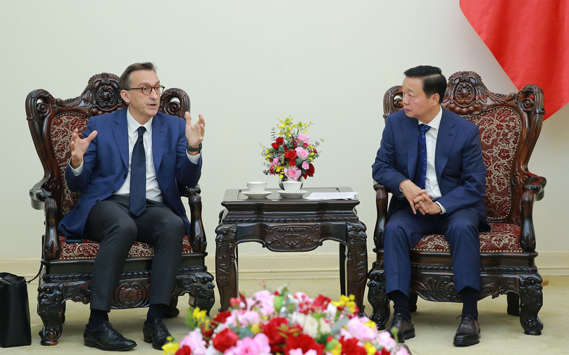 Vietnamese Deputy Prime Minister Tran Hong Ha (right) hold talks with Mathieu Friedberg, senior vice president of commercial & agencies network, CMA-CGM Group, in Hanoi on November 19, 2024. Photo courtesy of the government’s news portal.