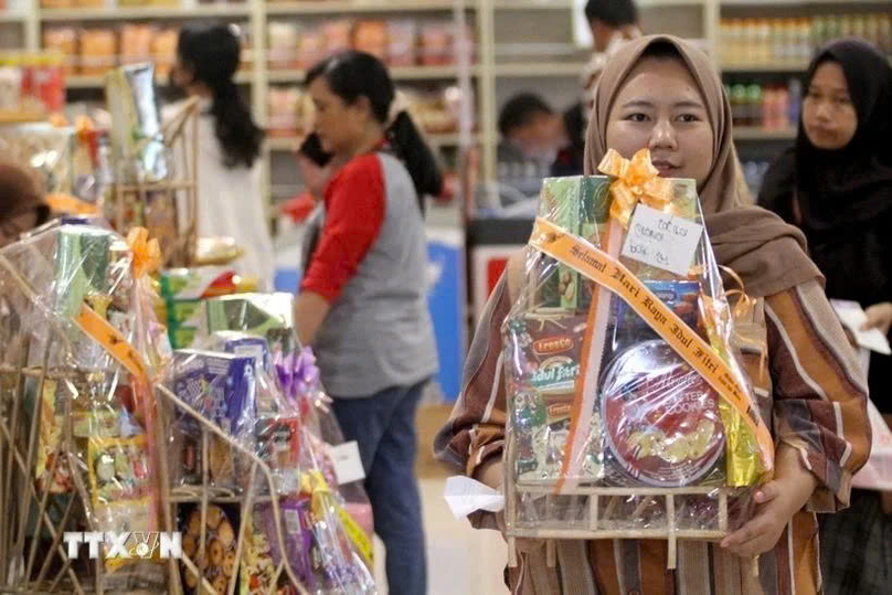  Indonesian people shop goods at a supermarket. Photo courtesy of Vietnam News Agency.