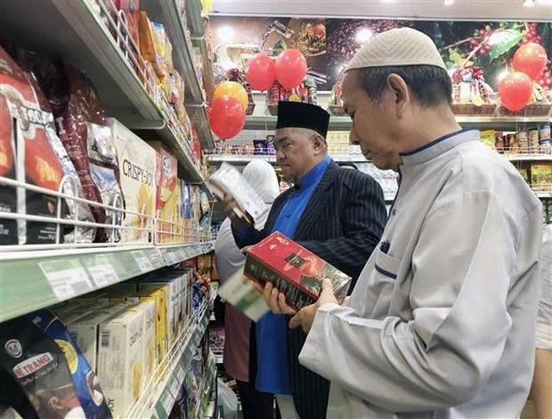  Malaysian customers choose Halal product. Photo courtesy of Vietnam News Agency.