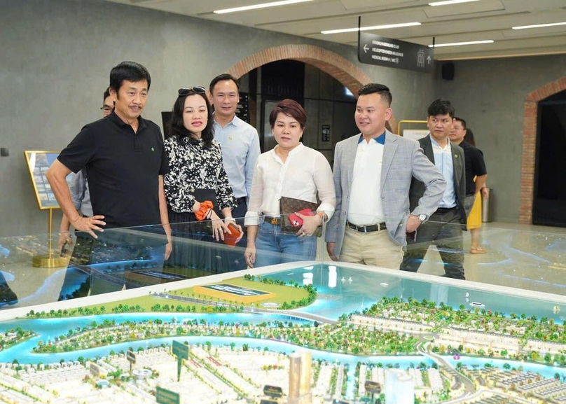 Novaland chairman Bui Thanh Nhon (first, left) views a model of the Aqua City project. Photo courtesy of Novaland.