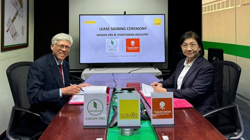 Tran Manh Hung, chairman of Saigon VRG Investment JSC, and Pojanard Prinyapatparkorn, chairwoman of Thantawan Industry Co., Ltd. (Vietnam), sign an agreement on factory leasing at Phuoc Dong Industrial Park. Photo courtesy of Savills Vietnam.