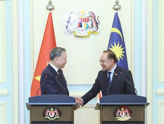 Party General Secretary To Lam (left) and Malaysian Prime Minister Anwar Ibrahim at a press conference on November 21, 2024. Photo by Vietnam News Agency.