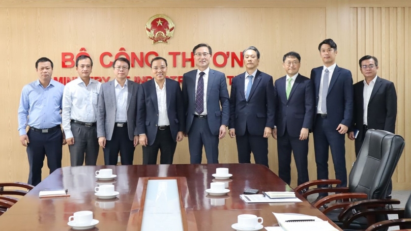 Deputy Minister of Industry and Trade Nguyen Hoang Long (fourth, left) at a meeting with Posco in Hanoi on November 20, 2024. Photo courtesy of the ministry.