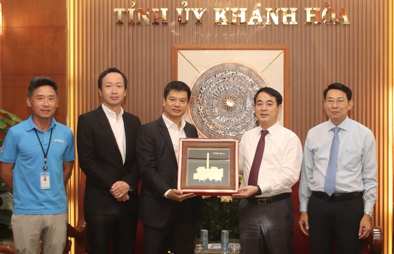 Nguyen The Vinh (third left), chairman of Van Phong Power Company Limited hands over a present to Nghiem Xuan Thanh (second right), Secretary of Khanh Hoa’s Party Committee on November 21, 2024. Photo courtesy of Khanh Hoa newspaper.