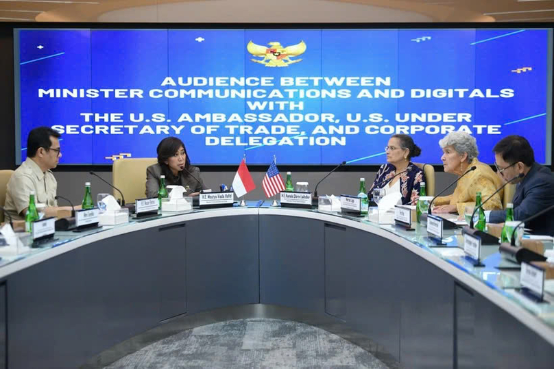 Indonesian Minister of Communication and Digital Affairs Meutya Hafid (second from the left) meets with US Under Secretary of Commerce for International Trade Marisa Lago (second from the right) and US Ambassador to Indonesia Kamala Shirin Lakhdhir (third from the right). Photo courtesy of Antara.