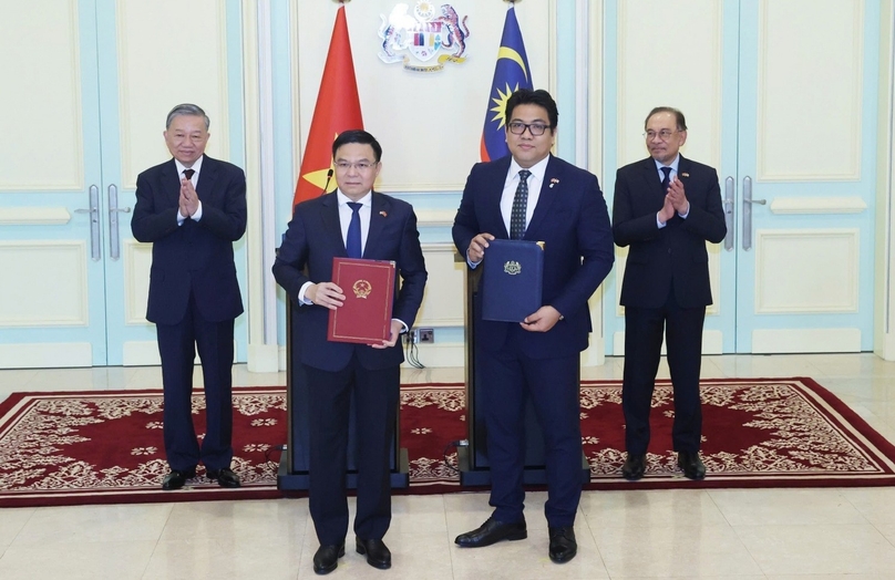 From left: Party General Secretary To Lam, Petrovietnam chairman Le Manh Hung, Petronas president and CEO Tengku Taufik, and Malaysian Prime Minister Anwar Ibrahim at the signing ceremony in Malaysia, November 21, 2024. Photo courtesy of Vietnam News Agency.