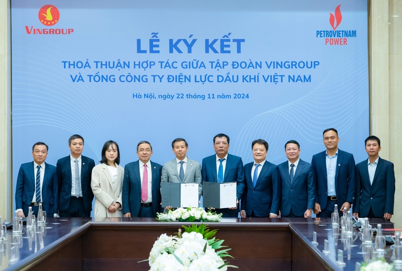 CEO of Vingroup Nguyen Viet Quang (fifth left) and CEO of PV Power Le Nhu Linh (fifth right) sign an agreement in Hanoi, November 22, 2024. Photo courtesy of Vingroup. 