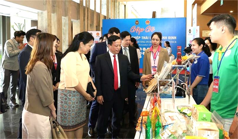 Delegates visit booths displaying products of enterprises from Thailand and Binh Dinh at a promotion event in the central province. Photo by The Investor/Nguyen Tri.