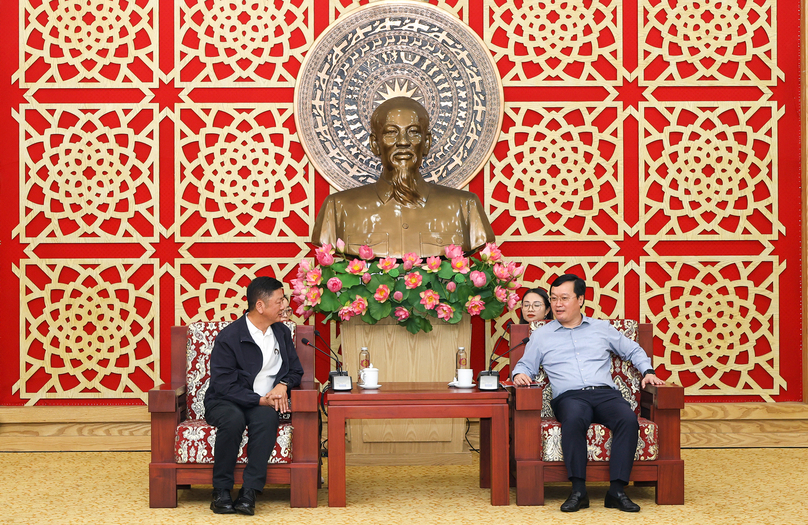 Nghe An Party Secretary and Chairman Nguyen Duc Trung (right) and Luxshare-ICT vice chairman Wang Laisheng at a meeting in Nghe An province, central Vietnam, November 22, 2024. Photo courtesy of Nghe An news portal.