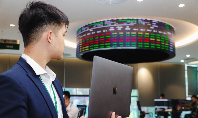 An investor tracks stock prices. Photo by The Investor/Ngan Ha.