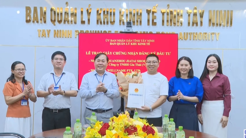 Tay Ninh Economic Zone authority grants two investment certificates to investors on November 22, 2024. Photo courtesy of Tay Ninh TV.