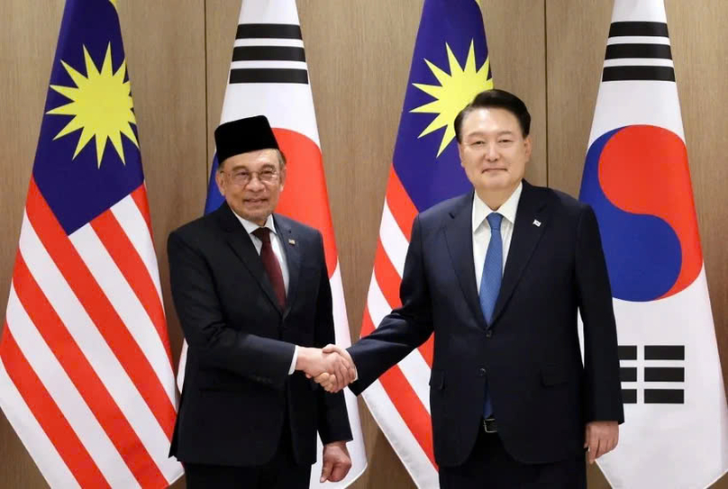 South Korean President Yoon Suk Yeol (right) and Malaysian Prime Minister Anwar Ibrahim. Photo courtesy of Vietnam News Agency.