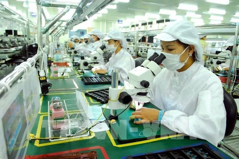 Production of electronic components at Doosung Tech Vietnam Co., Ltd., an 100% Korean invested firm, in Luong Son Industrial Park in Hoa Binh province, northern Vietnam. Photo courtesy of Vietnam News Agency.