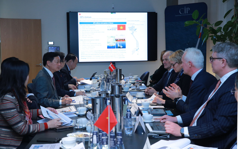 Deputy Prime Minister Tran Hong ha (left, second) at a working session with CIP, in Copenhagen, on November 25, 2024. Photo courtesy of the government news portal.