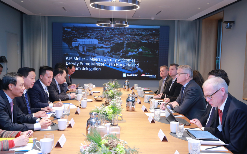 Deputy Prime Minister Tran Hong Ha (second, left) at a working session with Maersk in Copenhagen, November 25, 2024 Photo courtesy of the government's news portal.