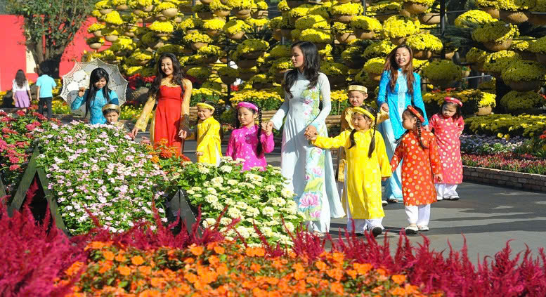 Vietnamese people celebrate Tet. Photo courtesy of the government's news portal.