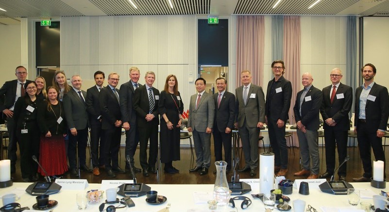 Deputy Prime Minister Tran Hong ha (seventh, right) at a working session with Danish firms in Copenhagen, on November 25, 2024. Photo courtesy of the government news portal. 