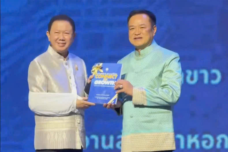 Thai Deputy Prime Minister Anutin Charnvirakul (right) receives the white paper from Sanan Angubolkul, chairman of the Thai Chamber of Commerce and Board of Trade. Photo courtesy of Bangkok Post.