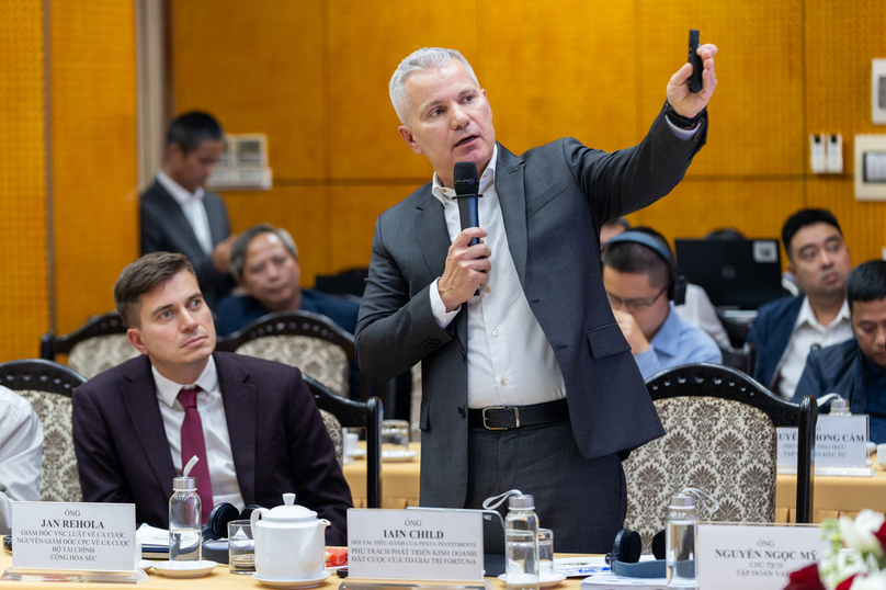  Iain Child (standing), managing partner at Penta Investments. Photo by The Investor/Quang Huy