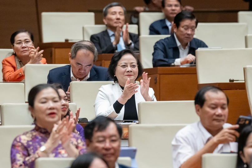 Vietnam’s National Assembly delegates applaud the passing of a resolution upgrading the central province of Thua Thien Hue to federally managed Hue city. Photo courtesy of the National Assembly's news portal.