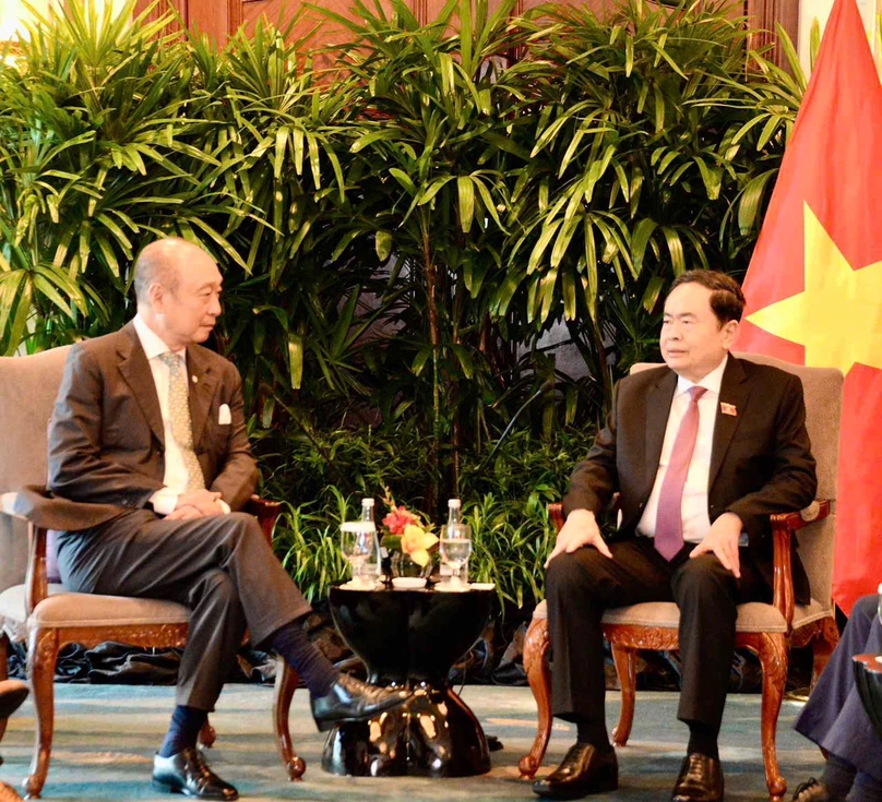 Vietnamese National Assembly Chairman Tran Thanh Man (right) and UOB CEO Wee Ee Chong at a meeting in Singapore, December 2, 2024. Photo courtesy of the National Assembly.