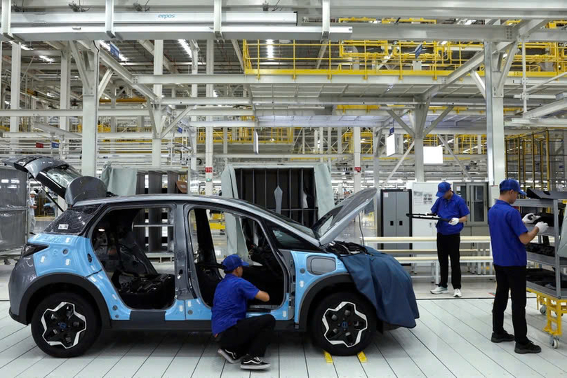  At an EV manufacturing factory. Photo courtesy of Vietnam News Agency.