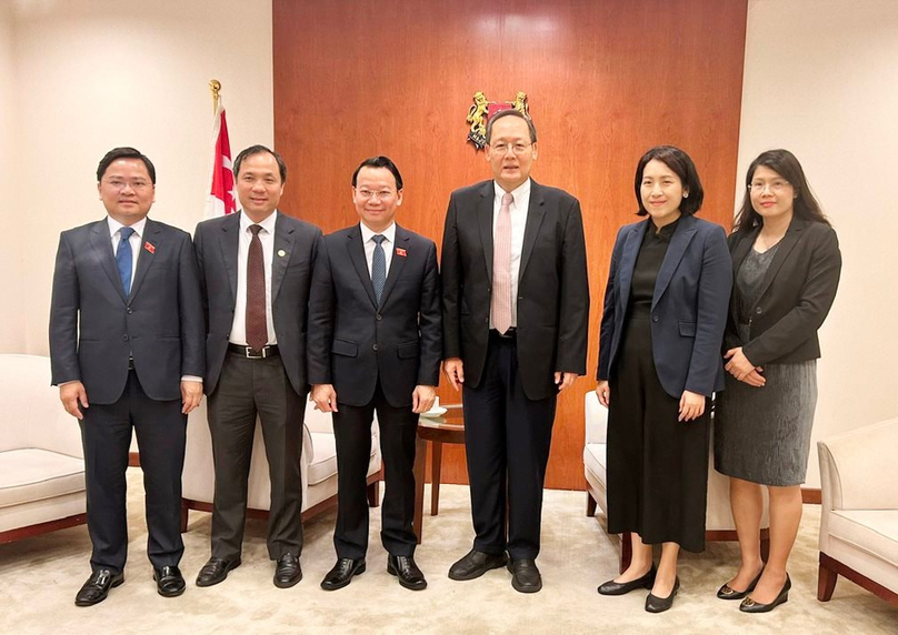 Minister of Natural Resources and Environment Do Duc Duy (third, left) and Minister for Manpower and Second Minister for Trade and Industry Tan See Leng (third, right) at a meeting in Singapore, December 3, 2024. Photo courtesy of Tai Nguyen Moi Truong (Natural Resources and Environment) newspaper.