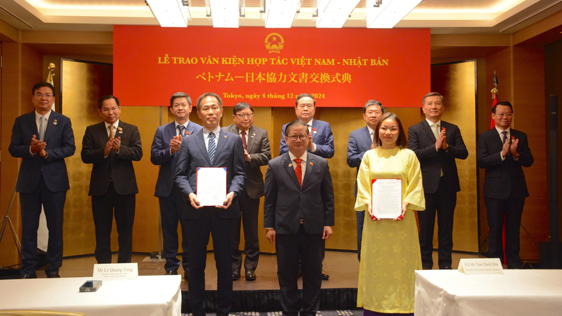 Can Tho Chairman Tran Viet Truong (front, center) and National Assembly Chairman Tran Thanh Man (back, fourth, right) attend a document granting ceremony for Aeon Mall in Tokyo, December 4, 2024. Photo courtesy of the National Assembly.