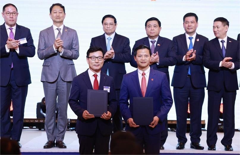 Bac Ninh Vice Chairman Vuong Quoc Tuan (front, right) grants an investment registration certificate to Amkor in the presence of PM Pham Minh Chinh (third left, back) in Seoul on July 1, 2024. Photo courtesy of Bac Ninh news portal.