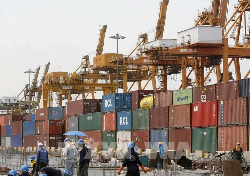  Goods are loaded at a port in Bangkok, Thailand. Photo courtesy of AFP/VNA.