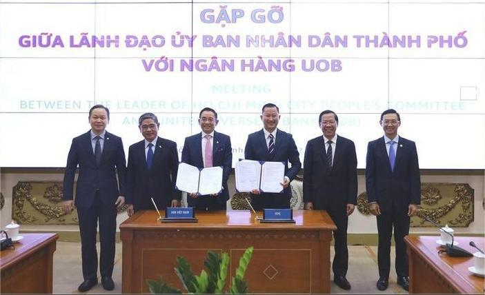 Representatives of UOB and HCMC's ITPC sign an MoU in HCMC on December 3, 2024. Photo courtesy of HCMC news portal.