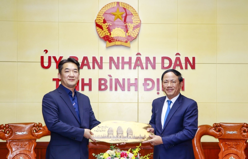 Binh Dinh Chairman Pham Anh Tuan (right) and LH chief Hanoi representative Lim Hyun Seong at a meeting in Binh Dinh province, central Vietnam, December 4, 2024. Photo courtesy of Binh Dinh news portal.