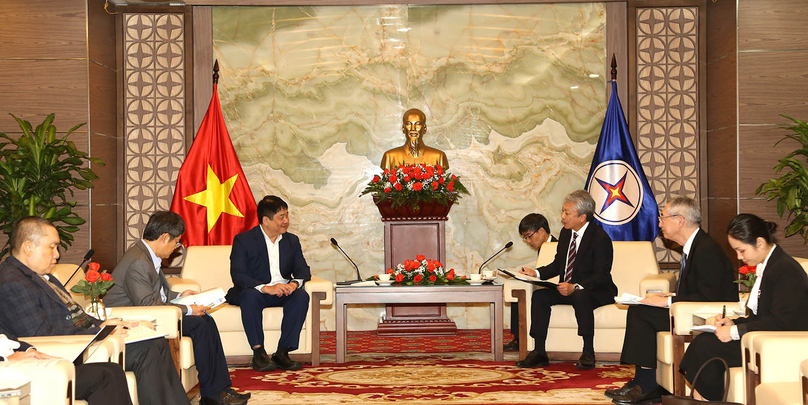 EVN General Director Nguyen Anh Tuan (left, center) at a meeting with JINED on December 4, 2024. Photo courtesy of EVN.