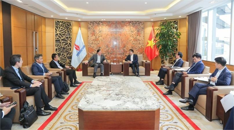 SCG president and CEO Thammasak Sethaudom (center, left) and Petrovietnam chairman Le Manh Hung (center, right) at a meeting in Hanoi, December 3, 2024. Photo courtesy of Petrovietnam.