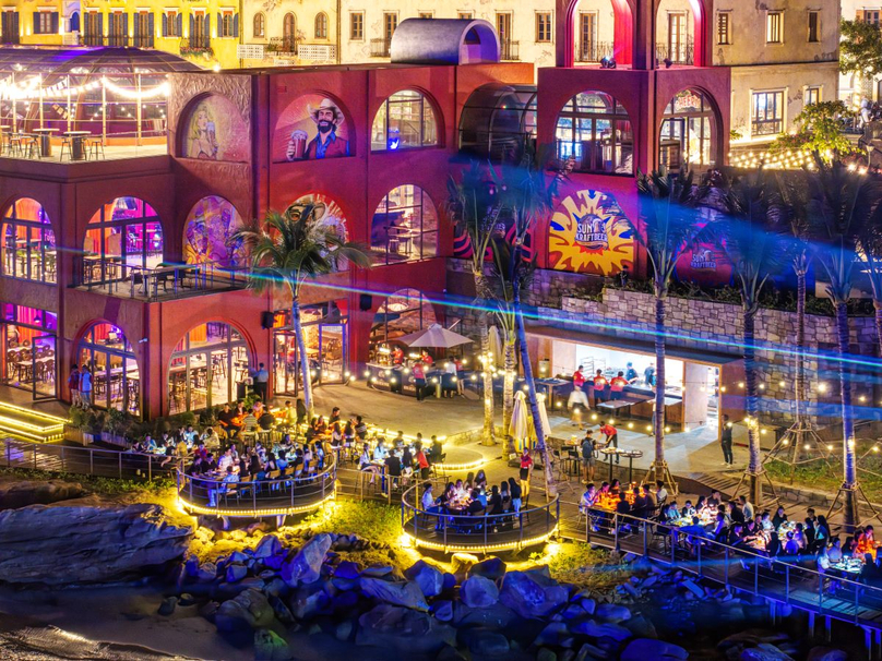 Phu Quoc is increasingly introducing many unique new tourism products, including the Sun Bavaria Bistro beer restaurant, where visitors can dine while enjoying the Symphony of the Sea show.