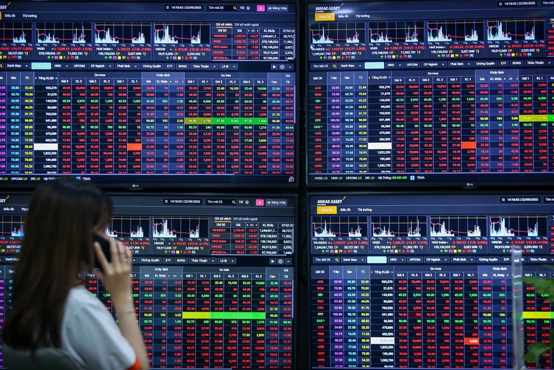 An investor stands in front of stock boards. Photo courtesy of Thanh Nien (Young People) newspaper.