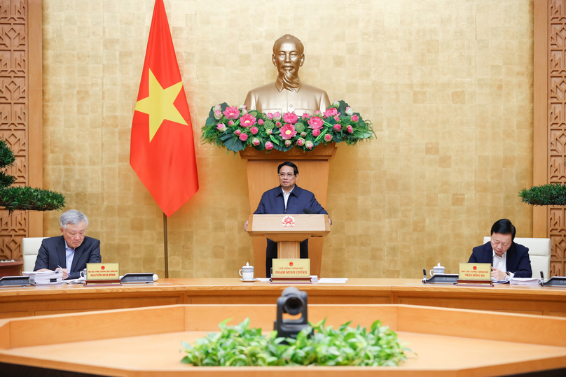 Prime Minister Pham Minh Chinh (center) speaks at a cabinet meeting in Hanoi on December 7, 2024. Photo courtesy of the government's news portal.