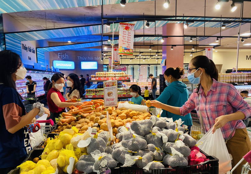 Customers at a supermarket in Vietnam. Photo courtesy of Aeon.