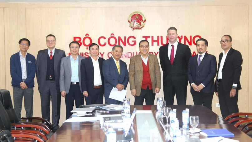 Deputy Minister of Industry and Trade Nguyen Hoang Long (fourth, right) at a meeting with Greenwell Energy (Canada) in Hanoi on December 9, 2024. Photo courtesy of Cong Thuong (Industry & Trade) newspaper.