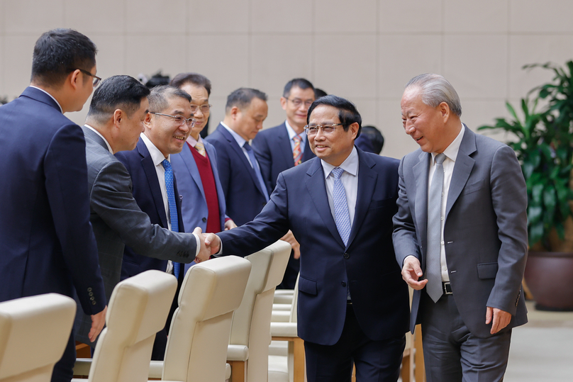 Prime Minister Pham Minh Chinh (second, right) and Yan Jiehe (right), founder and chairman of CPCG and Susun Construction Group, at a meeting in Hanoi on December 9, 2024. Photo courtesy of the government's news portal.