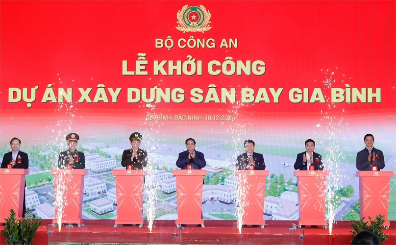 Prime Minister Pham Minh Chinh (middle) attends the ground-breaking ceremony for the Gia Binh airport in Bac Ninh province, northern Vietnam, December 10, 2024. Photo courtesy of the government's news portal.