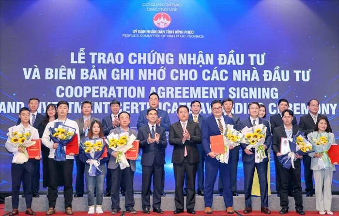 Vinh Phuc province authorities grant investment certificates to five foreign investors on December 9, 2024. Photo courtesy of Cong Thuong (Industry Trade) newspaper.