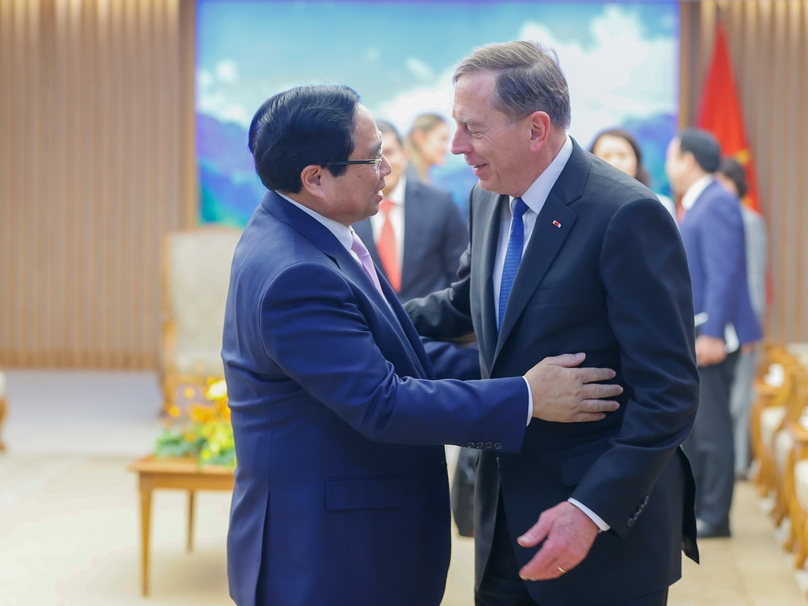 Prime Minister Pham Minh Chinh (left) and David Petraeus, a partner at leading global investment firm KKR, in Hanoi, December 10, 2024. Photo courtesy of the government's news portal.