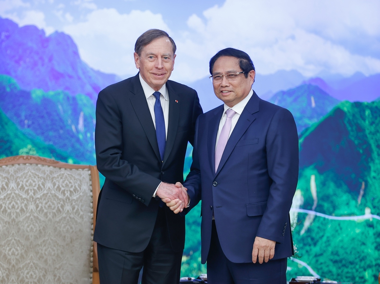 Prime Minister Pham Minh Chinh (right) and David Petraeus, a partner at leading global investment firm KKR, in Hanoi, December 10, 2024. Photo courtesy of the government's news portal.